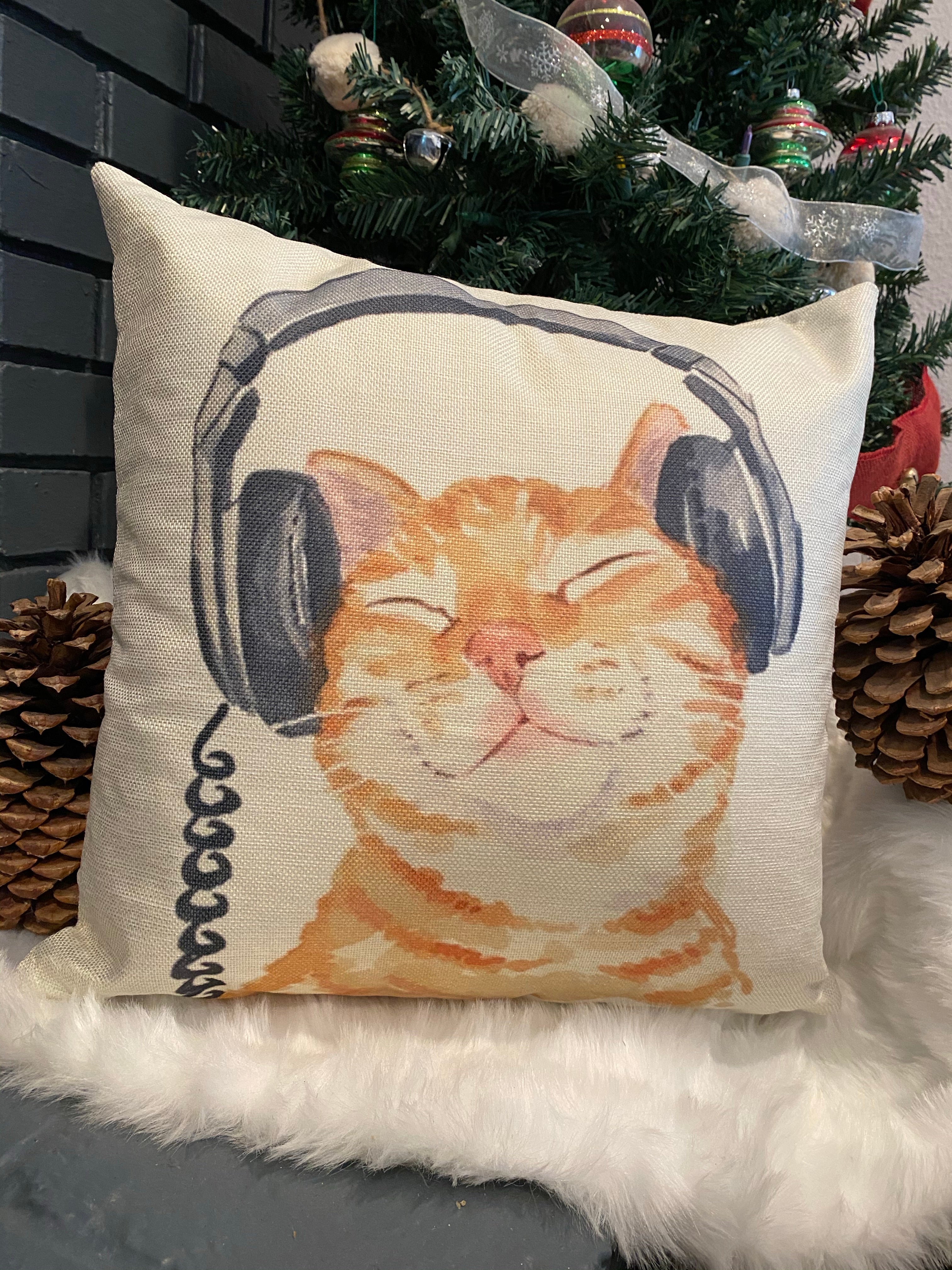 Lovely Ginger Cat With Headphone Throw Pillow Cover Eryn Home